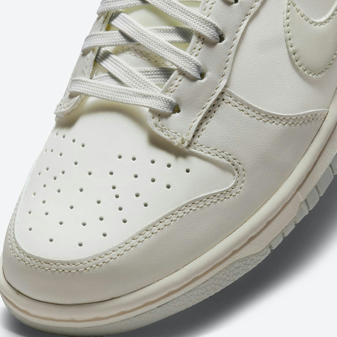 Nike Dunk Low “Light Bone”