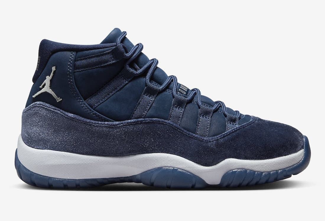 Air Jordan 11 Velvet "Midnight Navy"