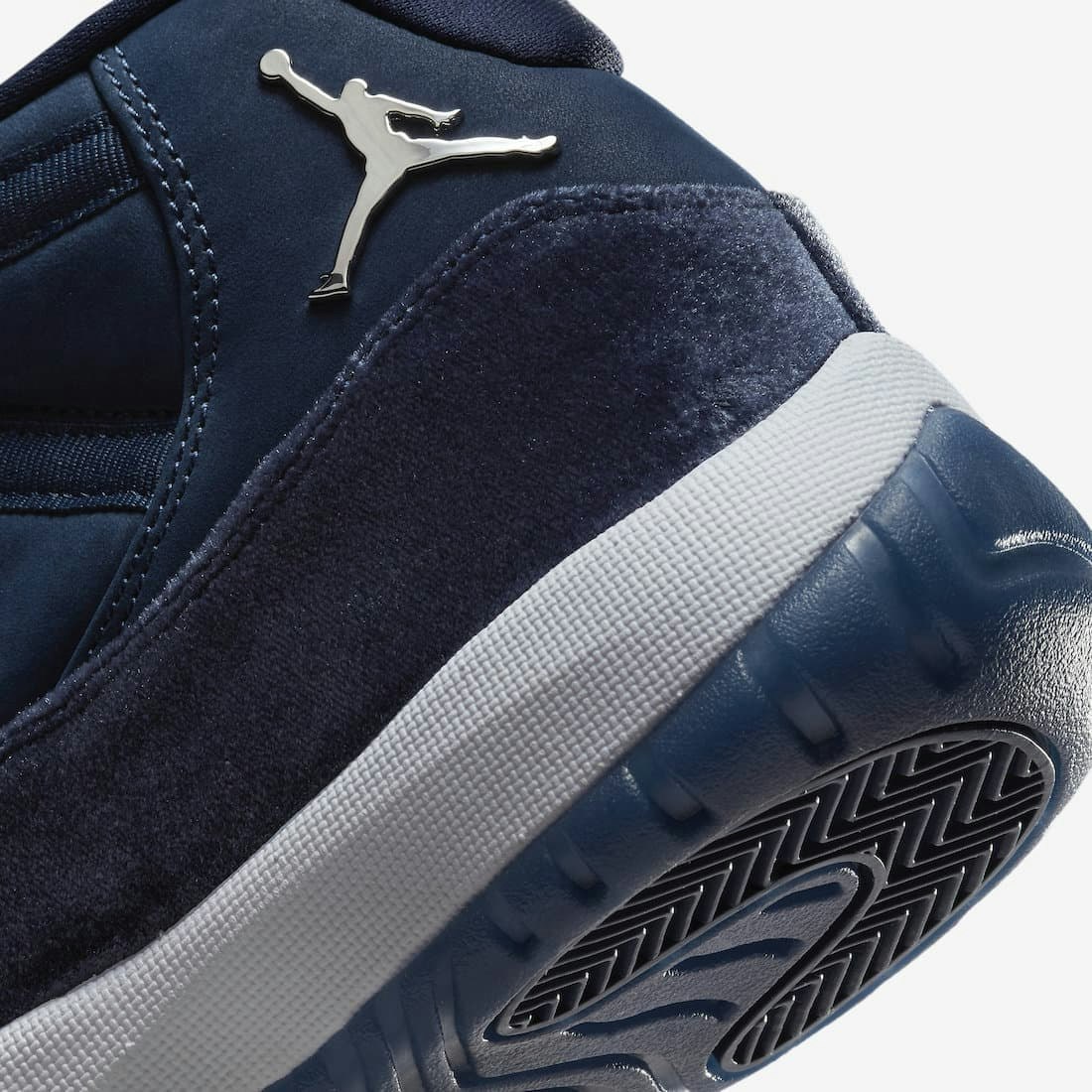 Air Jordan 11 Velvet "Midnight Navy"