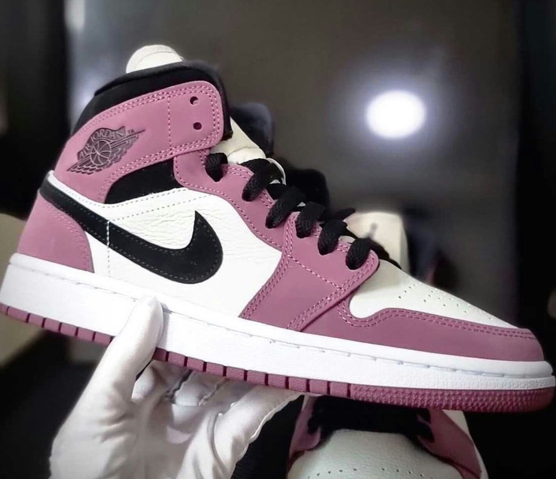 Air Jordan 1 Mid "Berry" 