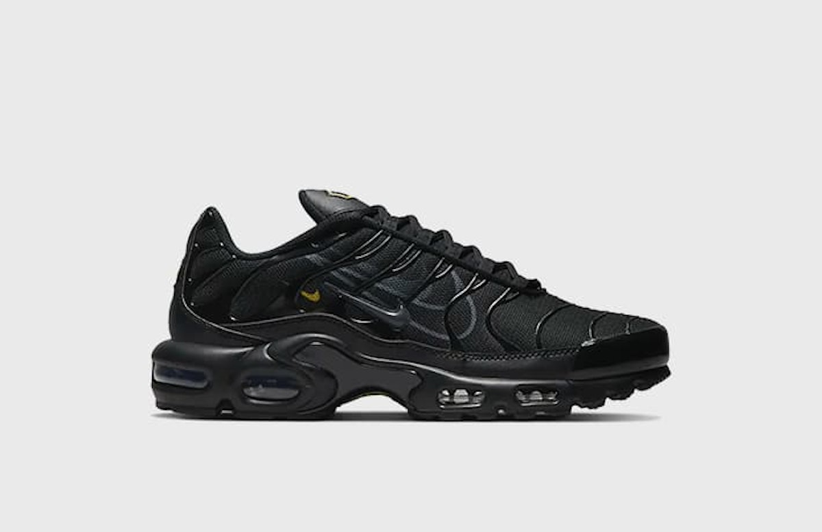 nike air max plus shark black