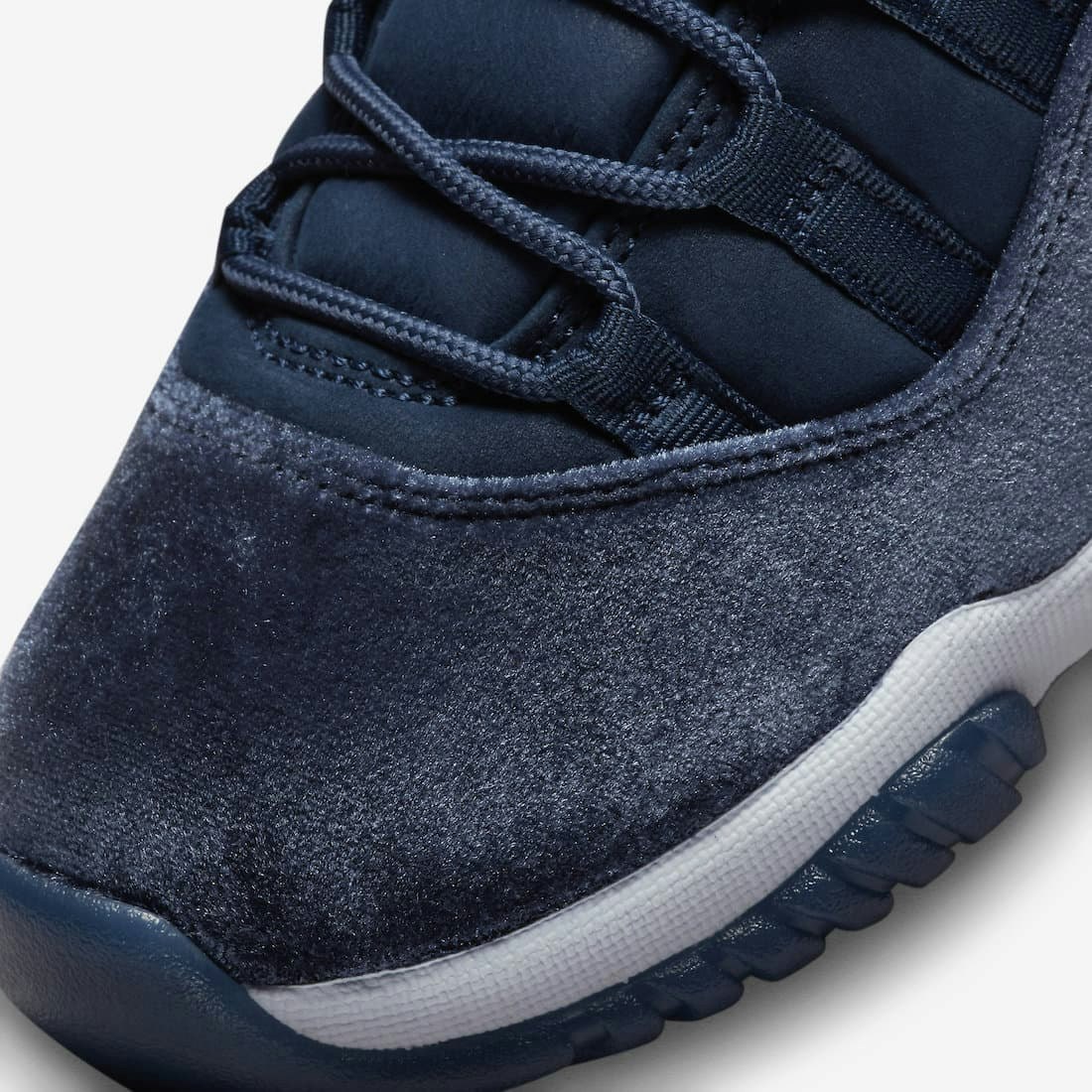 Air Jordan 11 Velvet "Midnight Navy"