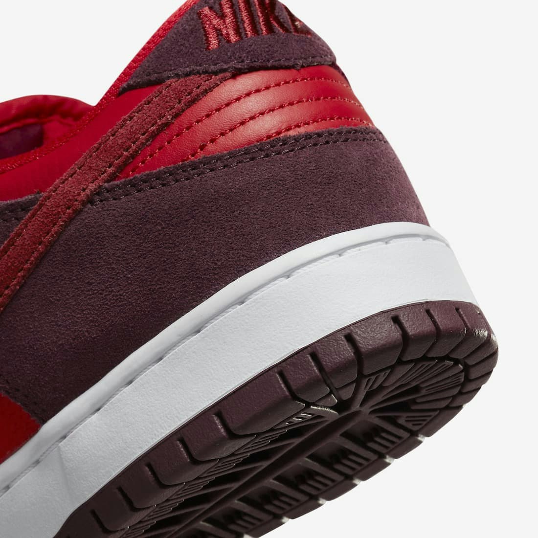 Nike SB Dunk Low "Cherry"