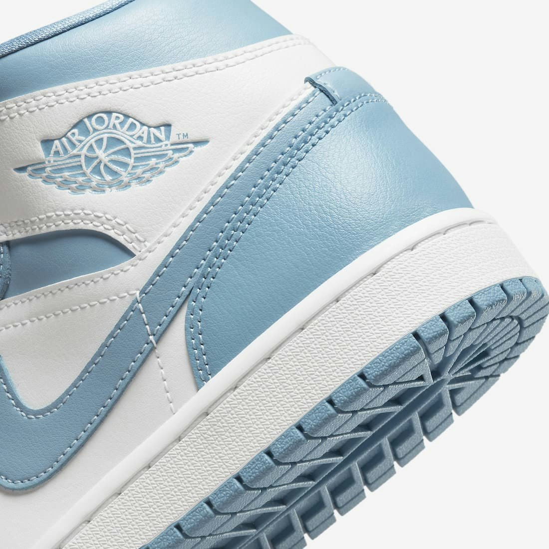 Air Jordan 1 Mid "UNC"