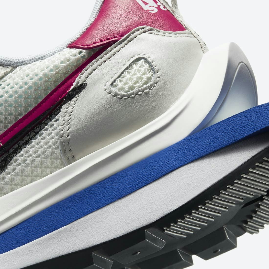 Sacai x Nike VaporWaffle "Royal Fuchsia"