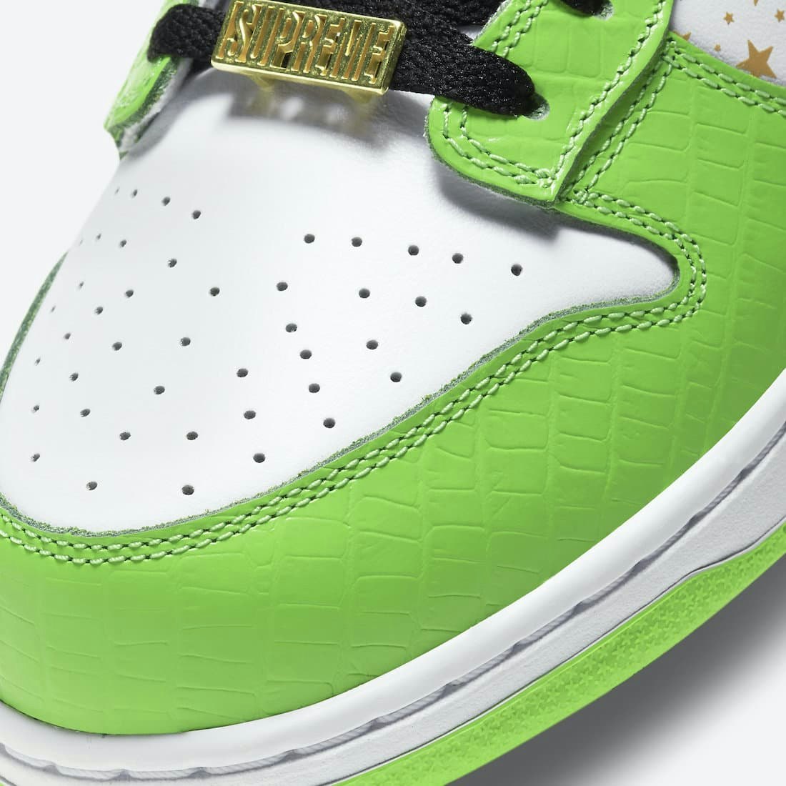 Supreme x Nike SB Dunk Low "Mean Green"