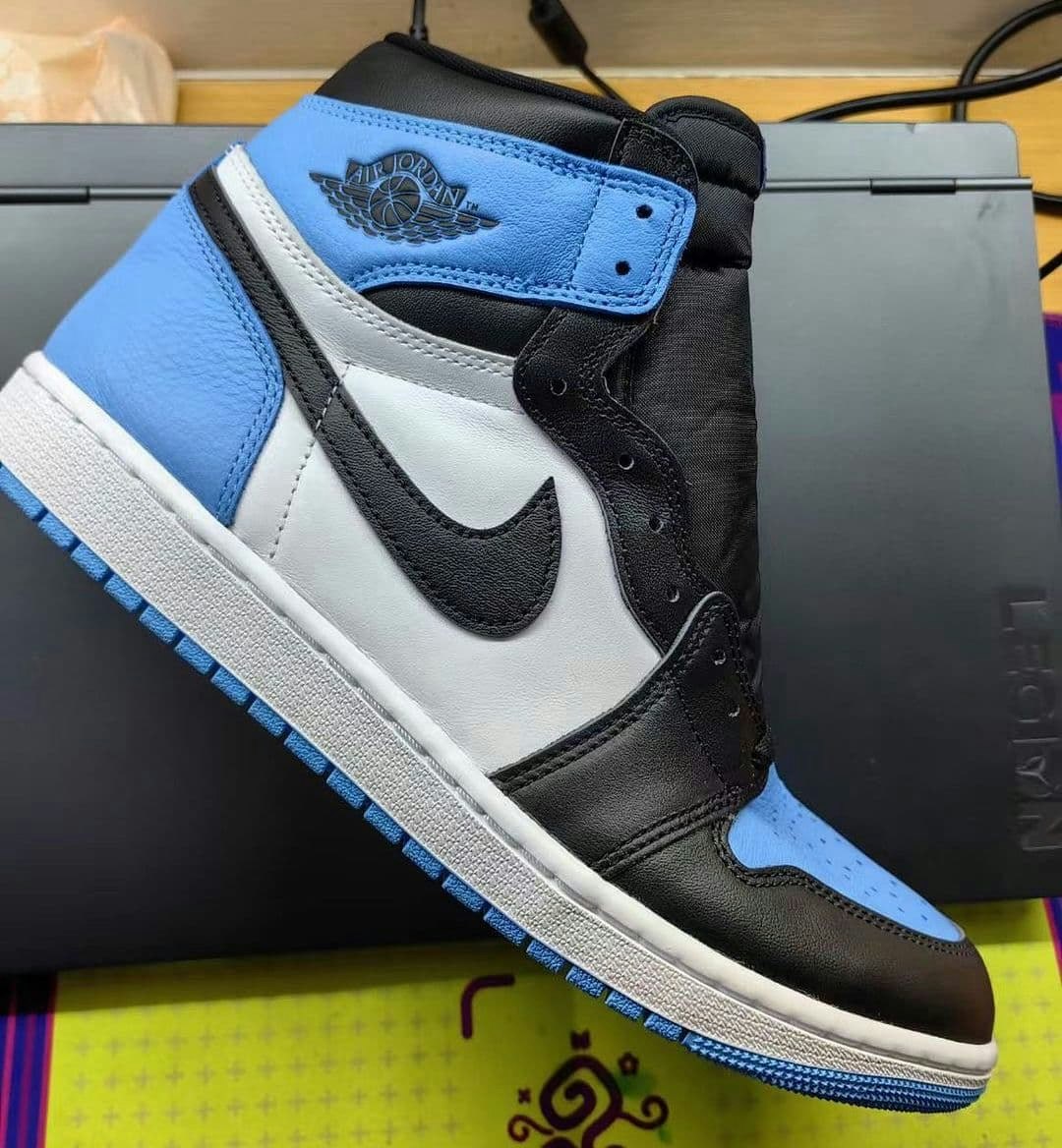 Air Jordan 1 High OG "University Blue"