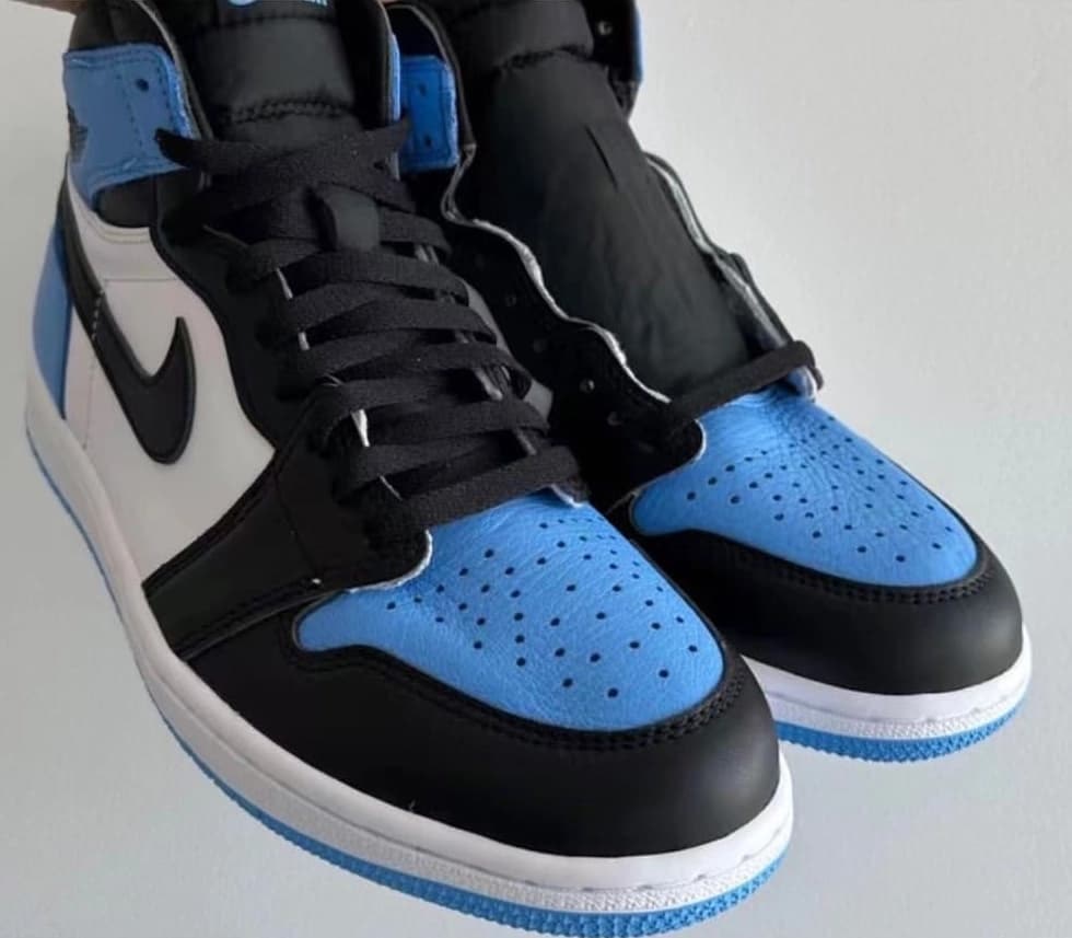 Air Jordan 1 High OG "University Blue"