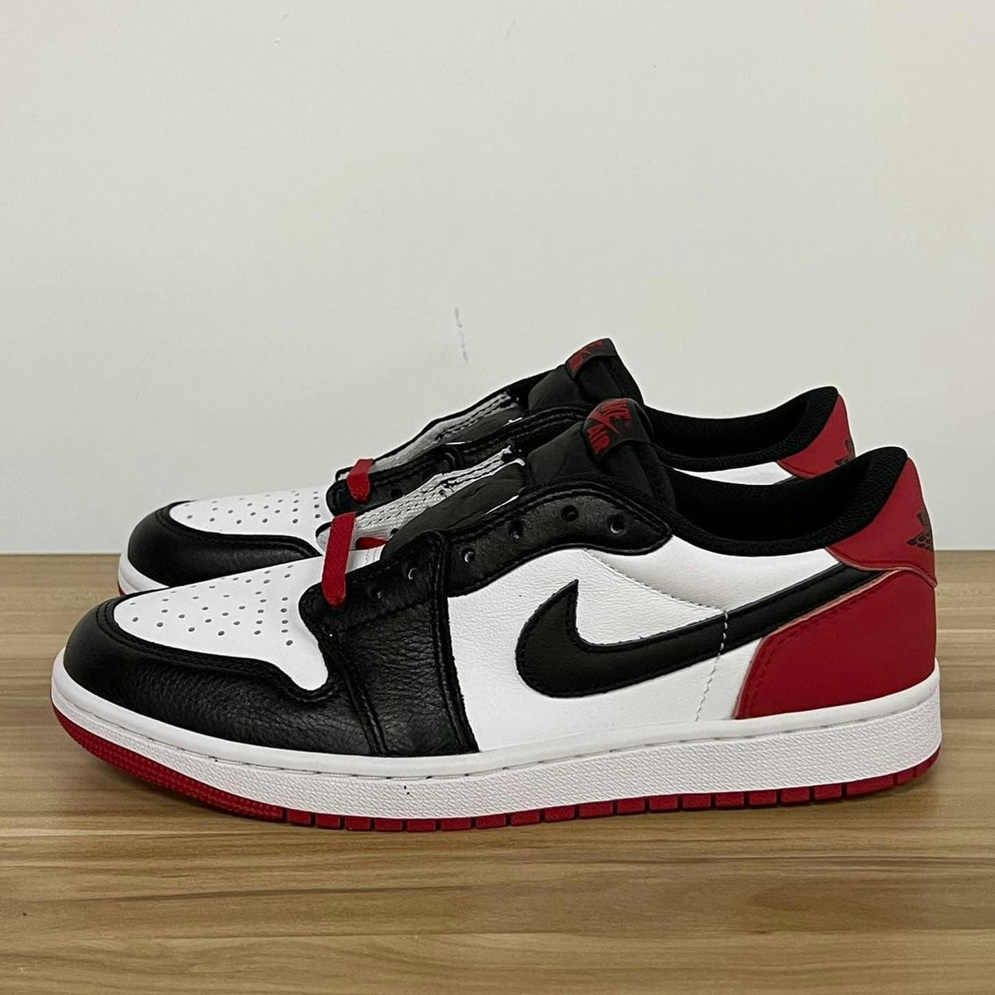 Air Jordan 1 Low OG "Black Toe" 