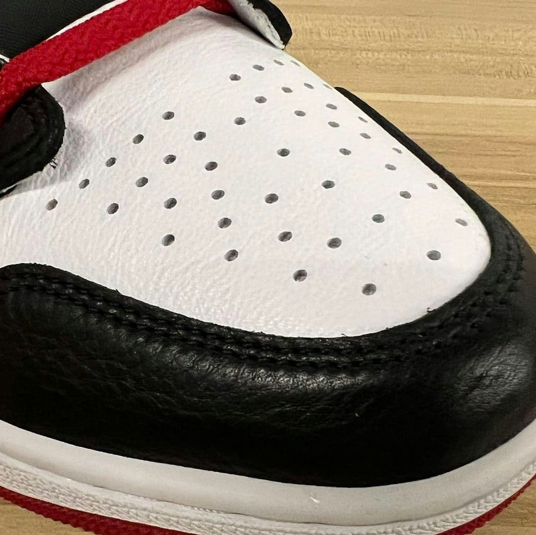 Air Jordan 1 Low OG "Black Toe" 