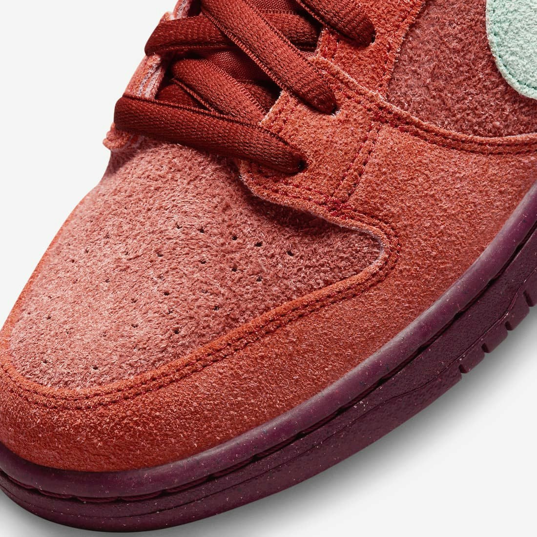 Nike SB Dunk Low "Mystic Red"