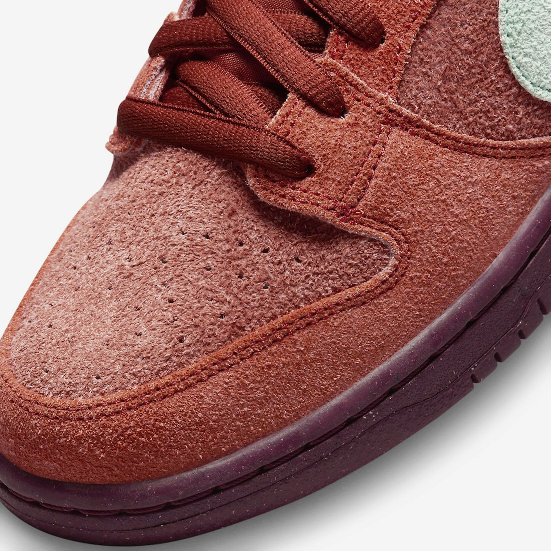 Nike SB Dunk Low "Mystic Red"
