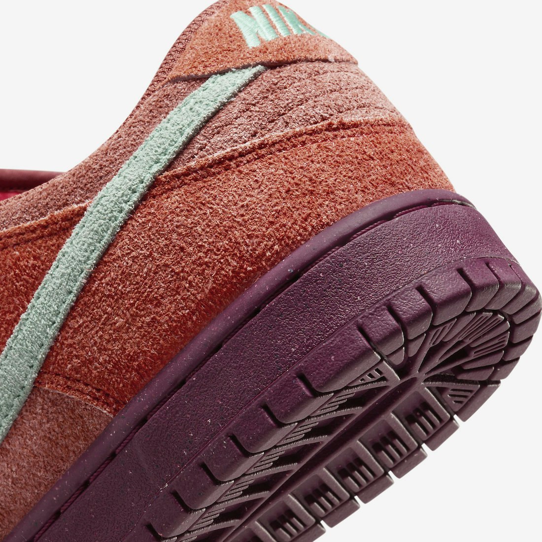 Nike SB Dunk Low "Mystic Red"