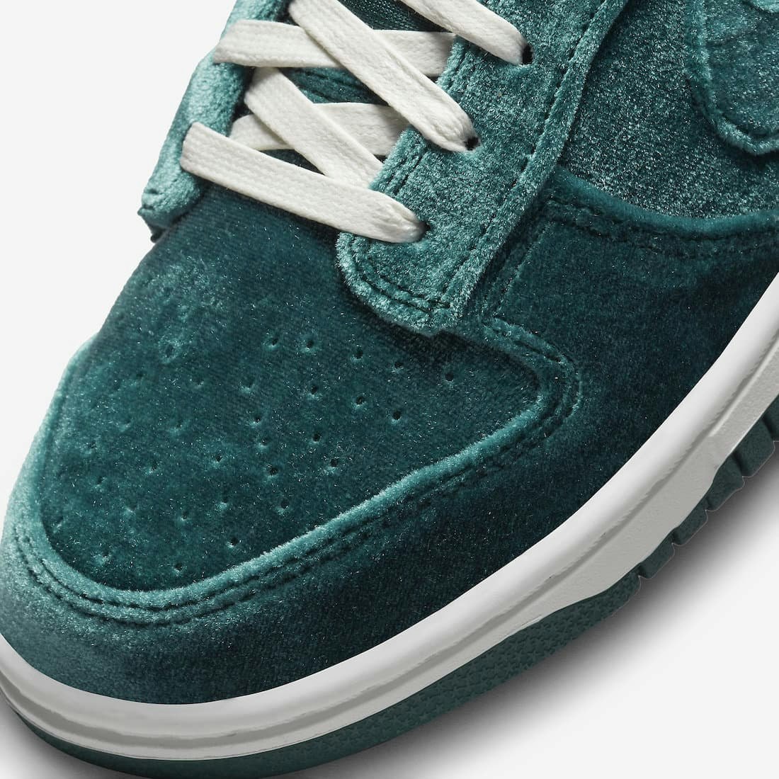 Nike Dunk Low "Green Velvet"