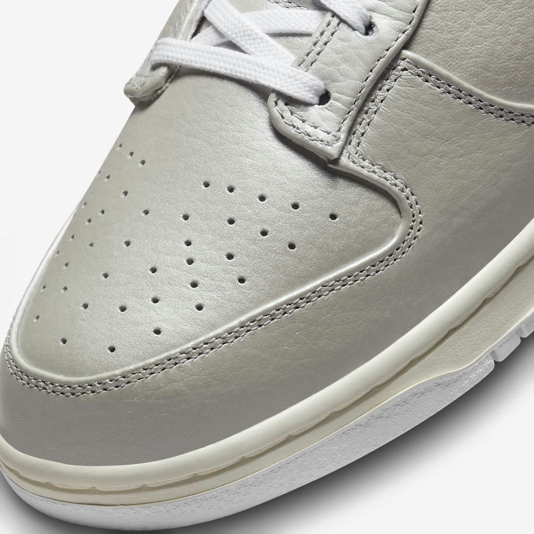 Nike Dunk Low "Metallic Silver"