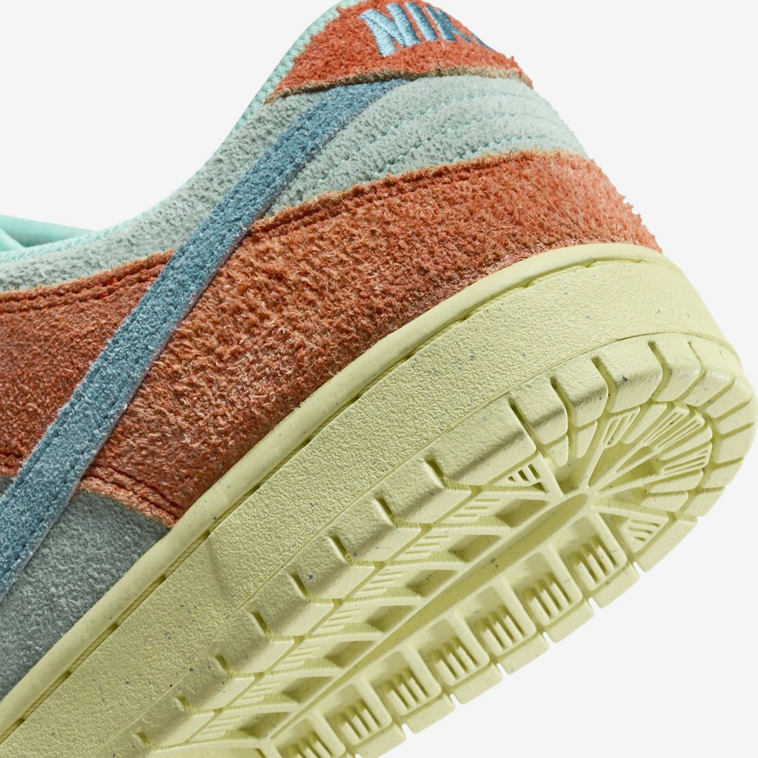 Nike SB Dunk Low "Noise Aqua"