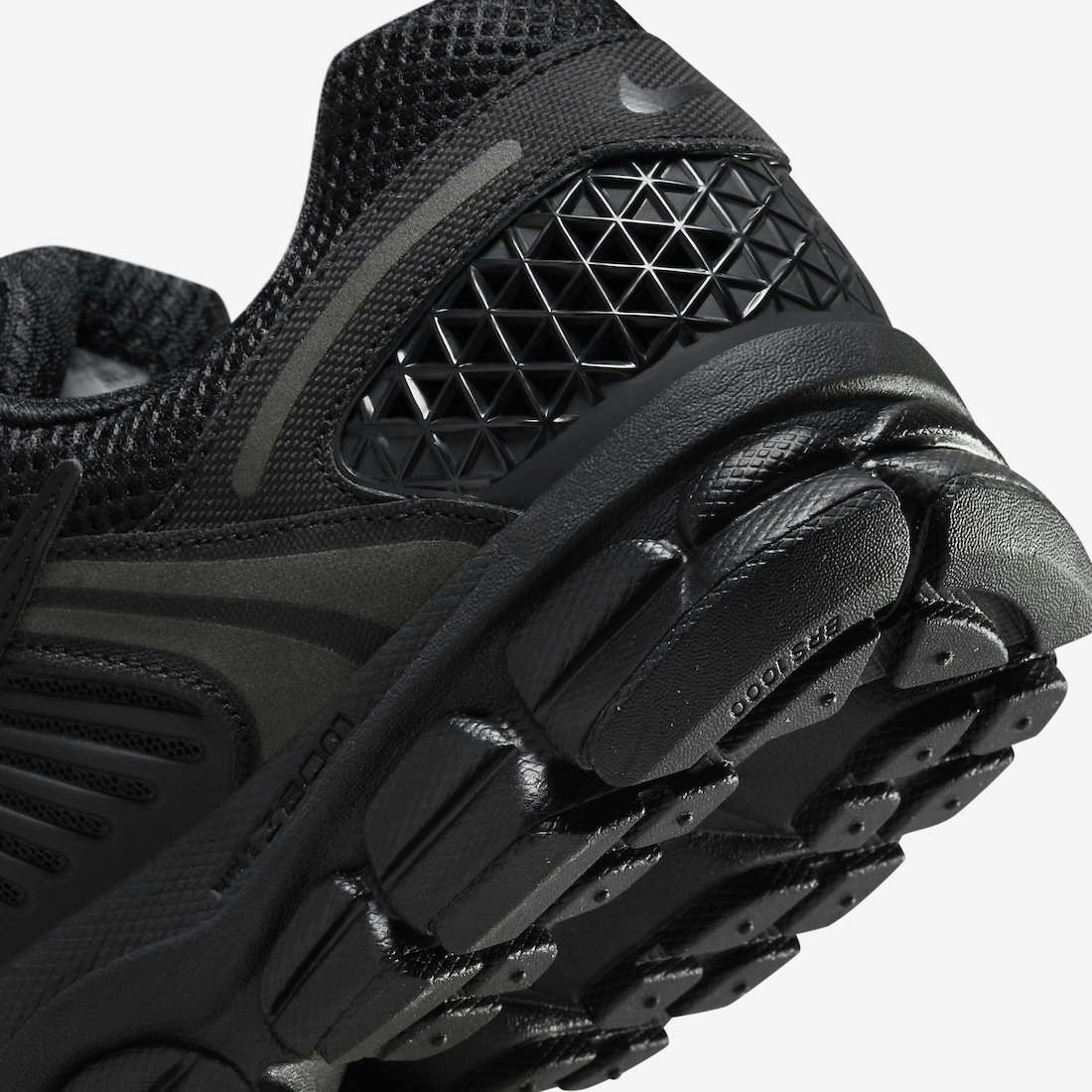 Nike Zoom Vomero 5 "Triple Black"