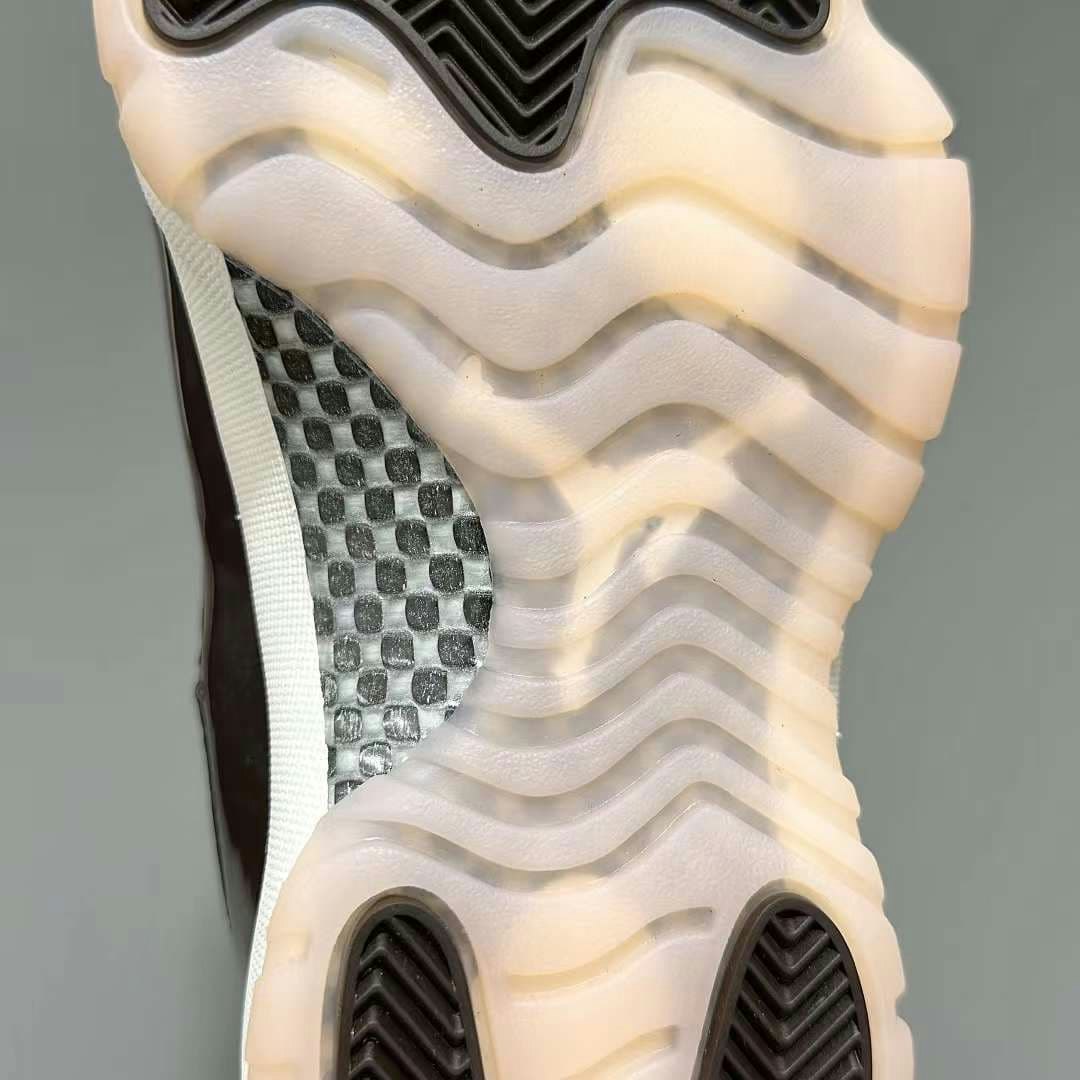 Nike Women's AirJordan 11 "Neapolitan"