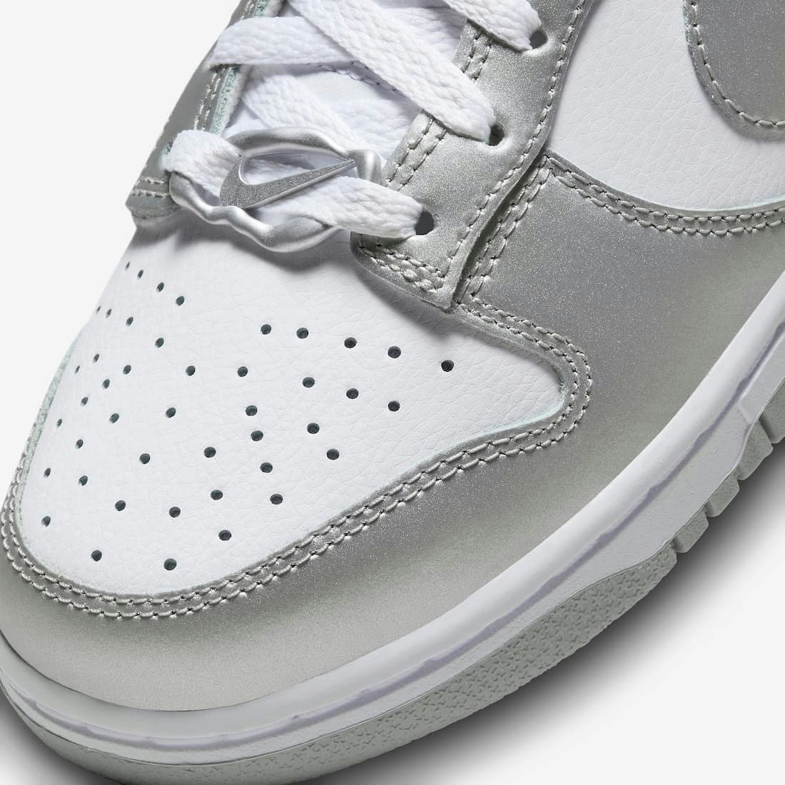 Nike Dunk Low WMNS "Metallic Silver"