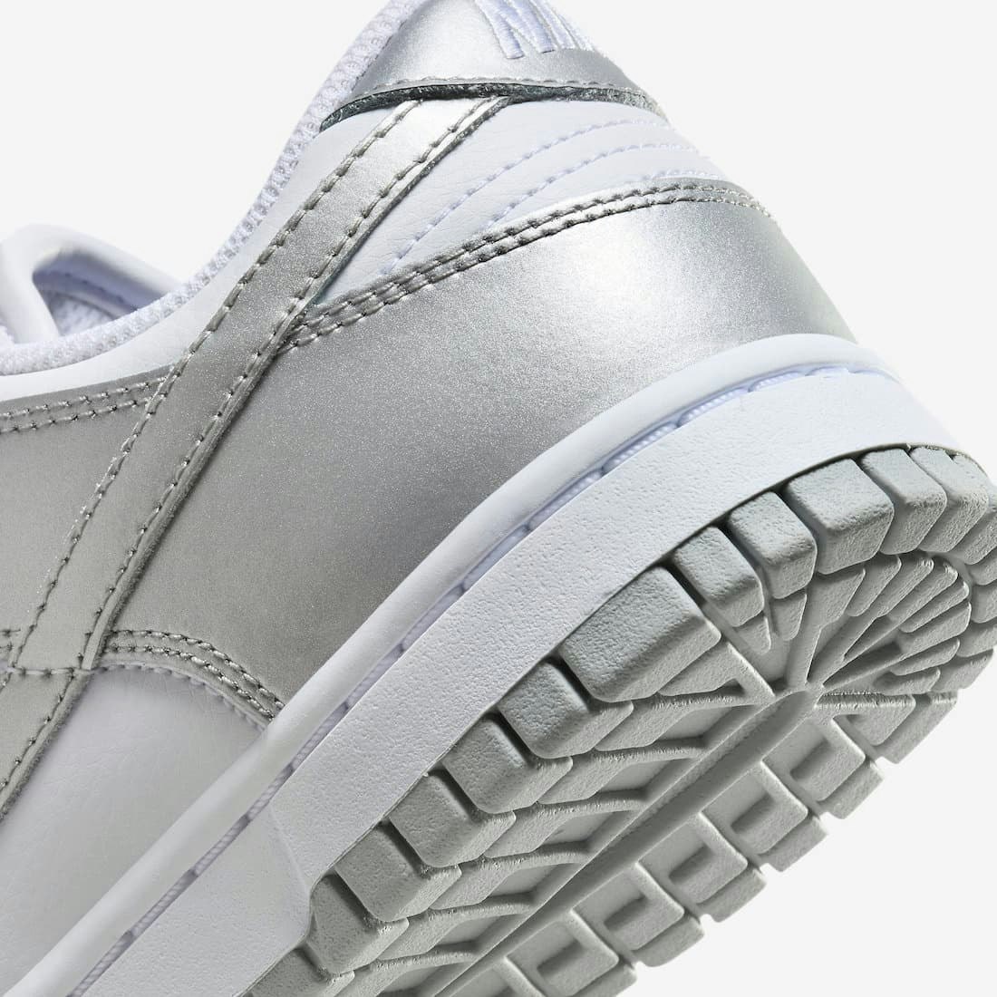 Nike Dunk Low WMNS "Metallic Silver"