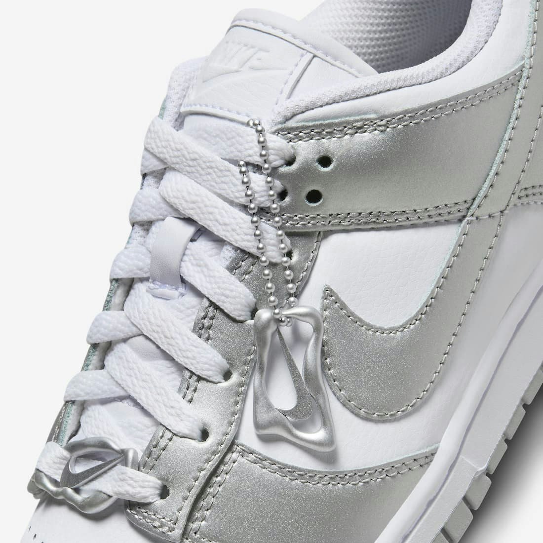 Nike Dunk Low WMNS "Metallic Silver"