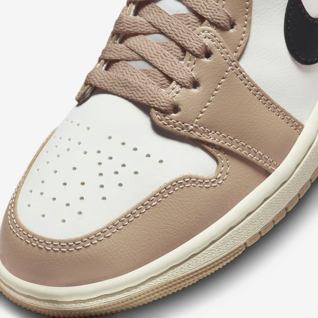 Air Jordan 1 Mid "Desert"