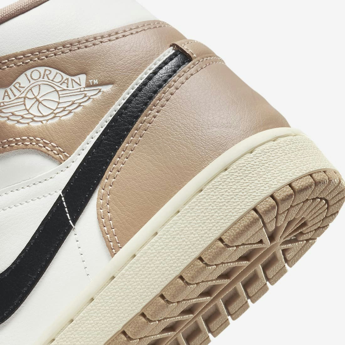 Air Jordan 1 Mid "Desert"