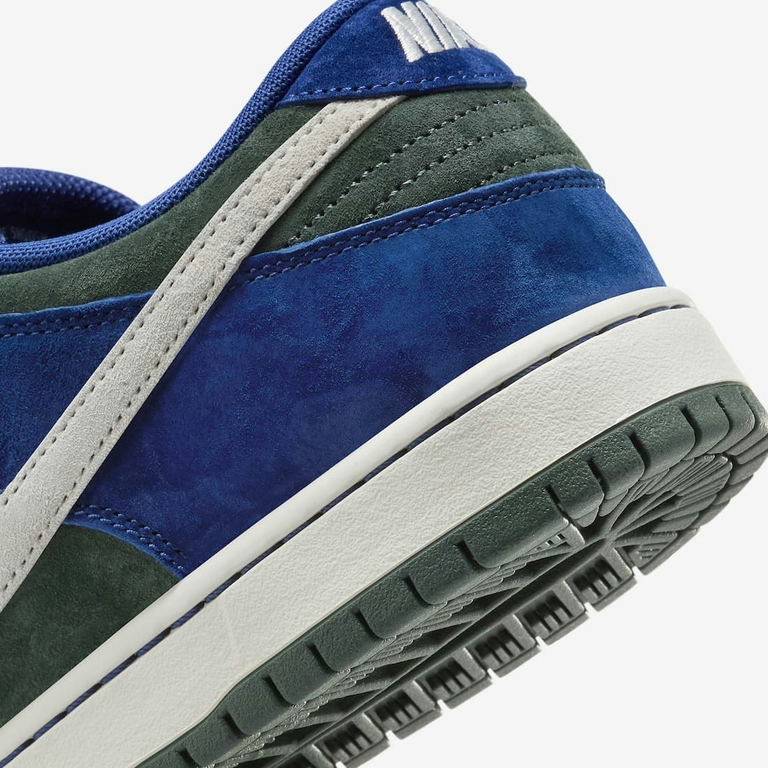 Nike SB Dunk Low "Deep Royal Blue"