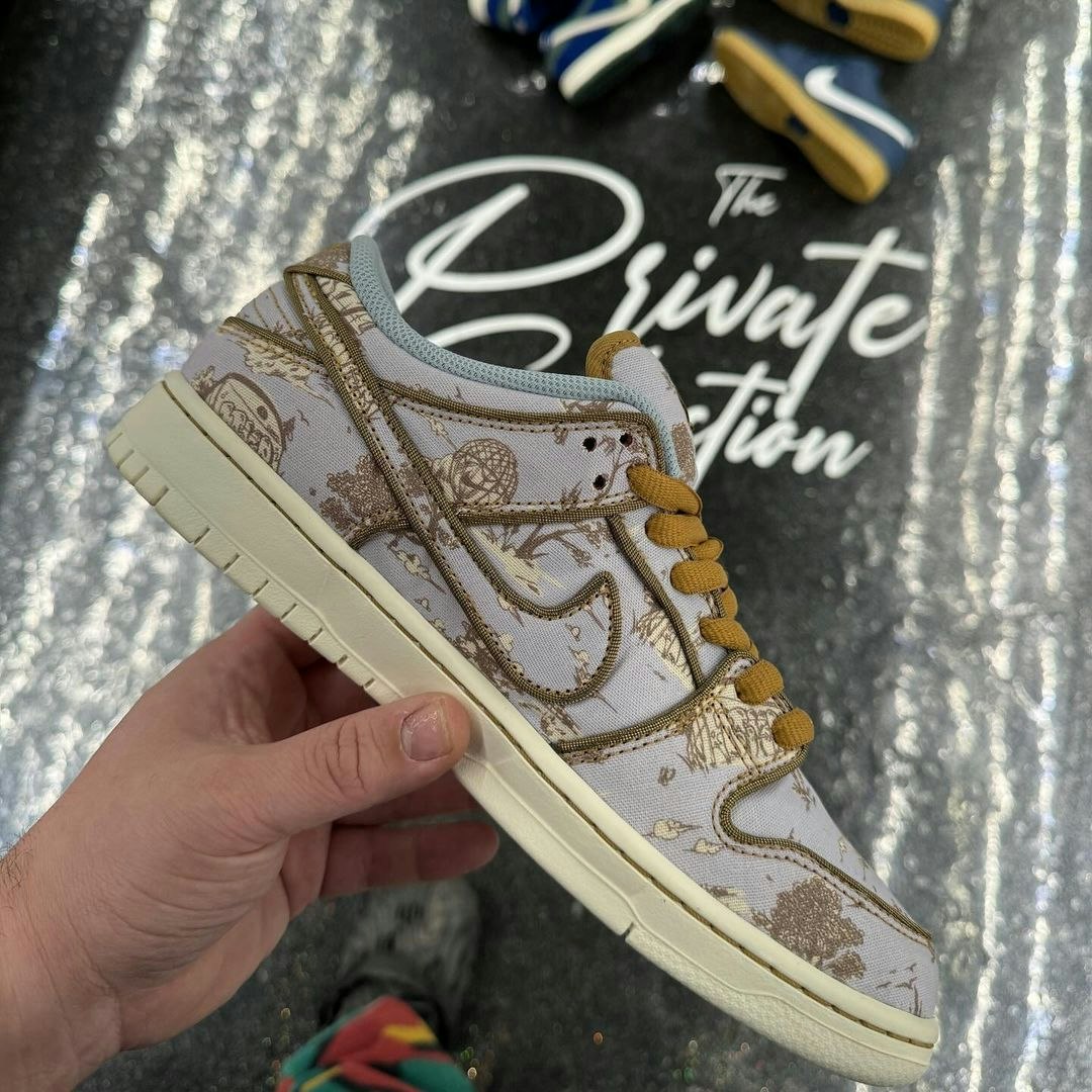 Nahaufnahme des Nike SB Dunk Low Premium "Pastoral Print" Schuhs. Der Schuh besteht aus hochwertigen Materialien, darunter Leder, Wildleder und Mesh.