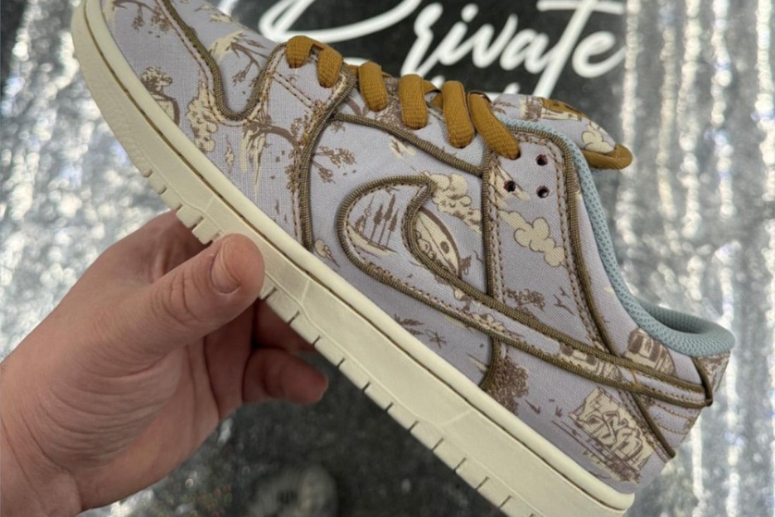 Nike SB Dunk Low Premium "Pastoral Print" Sneaker in den Farben Football Grey, Coconut Milk, Khaki, Flat Gold, Sail und Dragon Red.