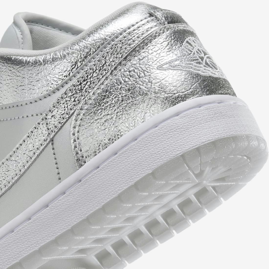Air Jordan 1 Low SE "Metallic Silver"