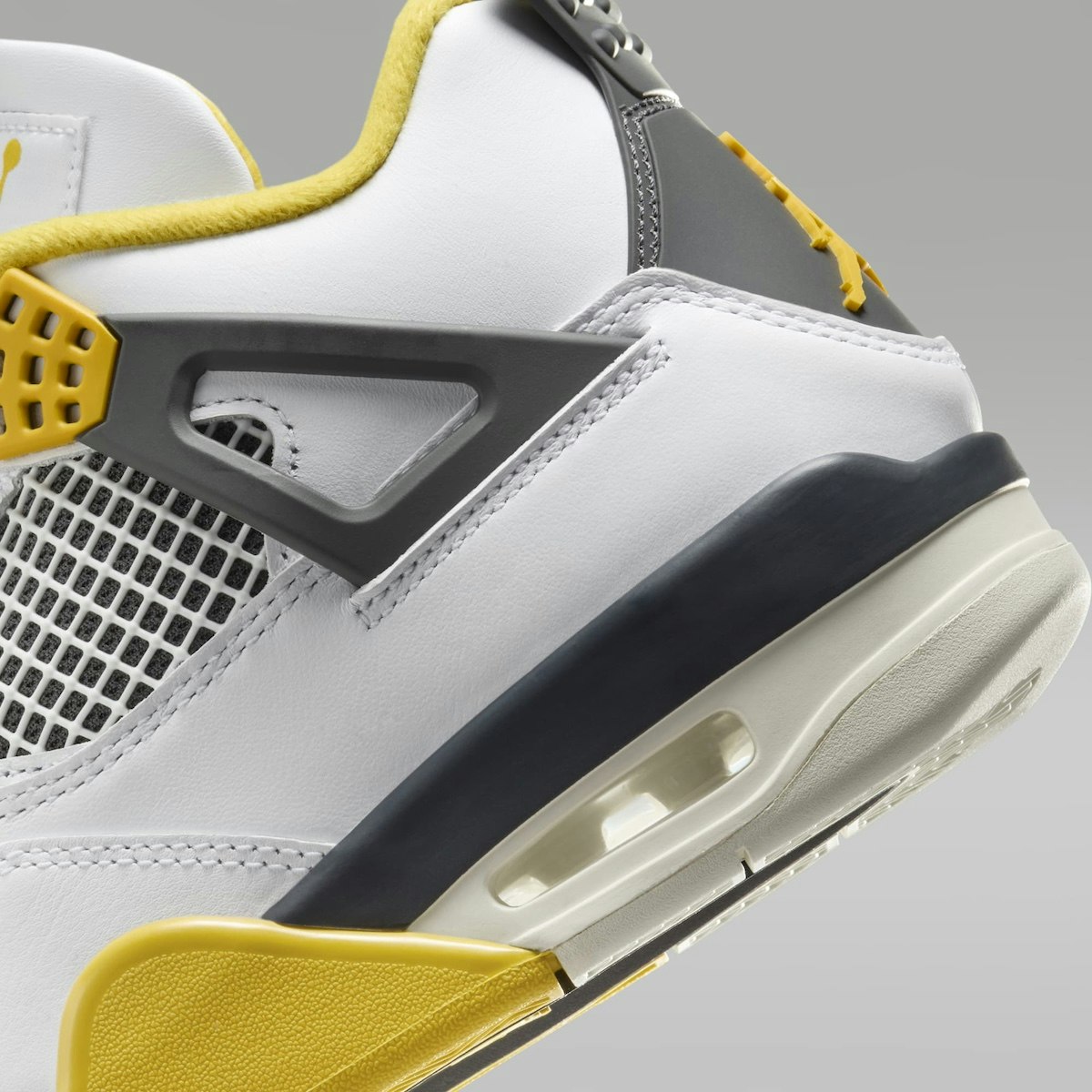 Air Jordan 4 Retro "Vivid Sulfur"
