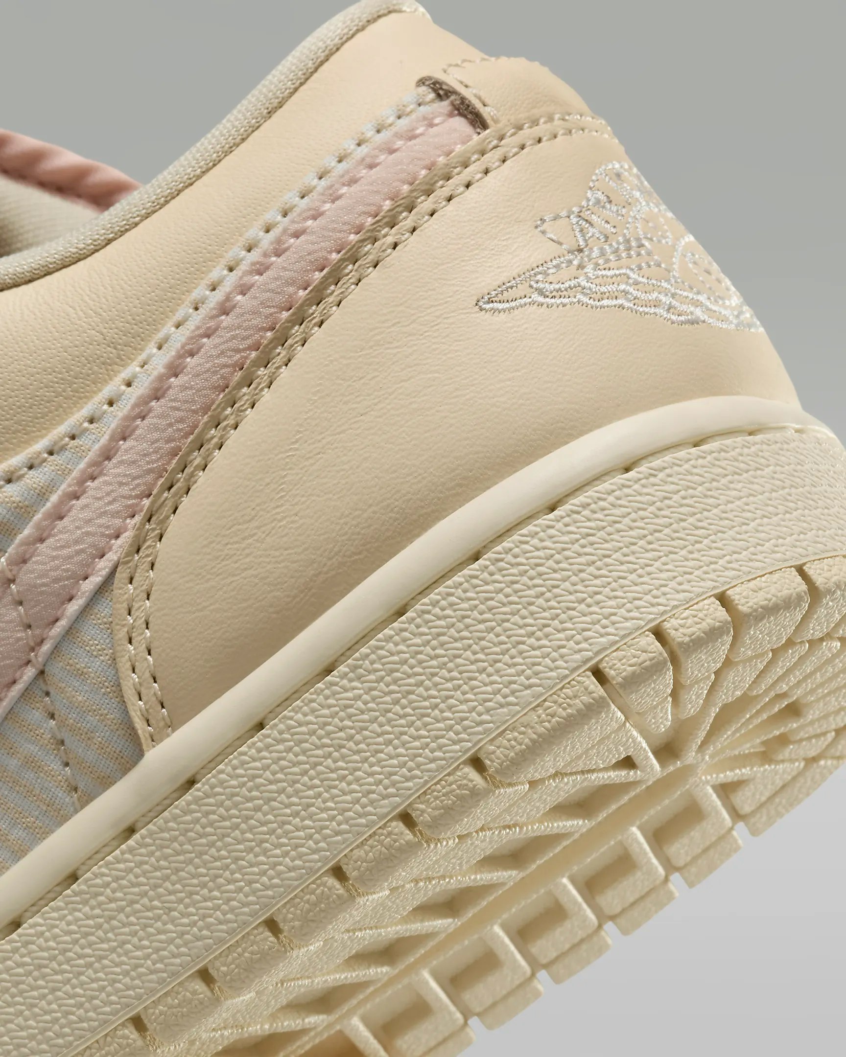 Air Jordan 1 Low "Legend Pink"