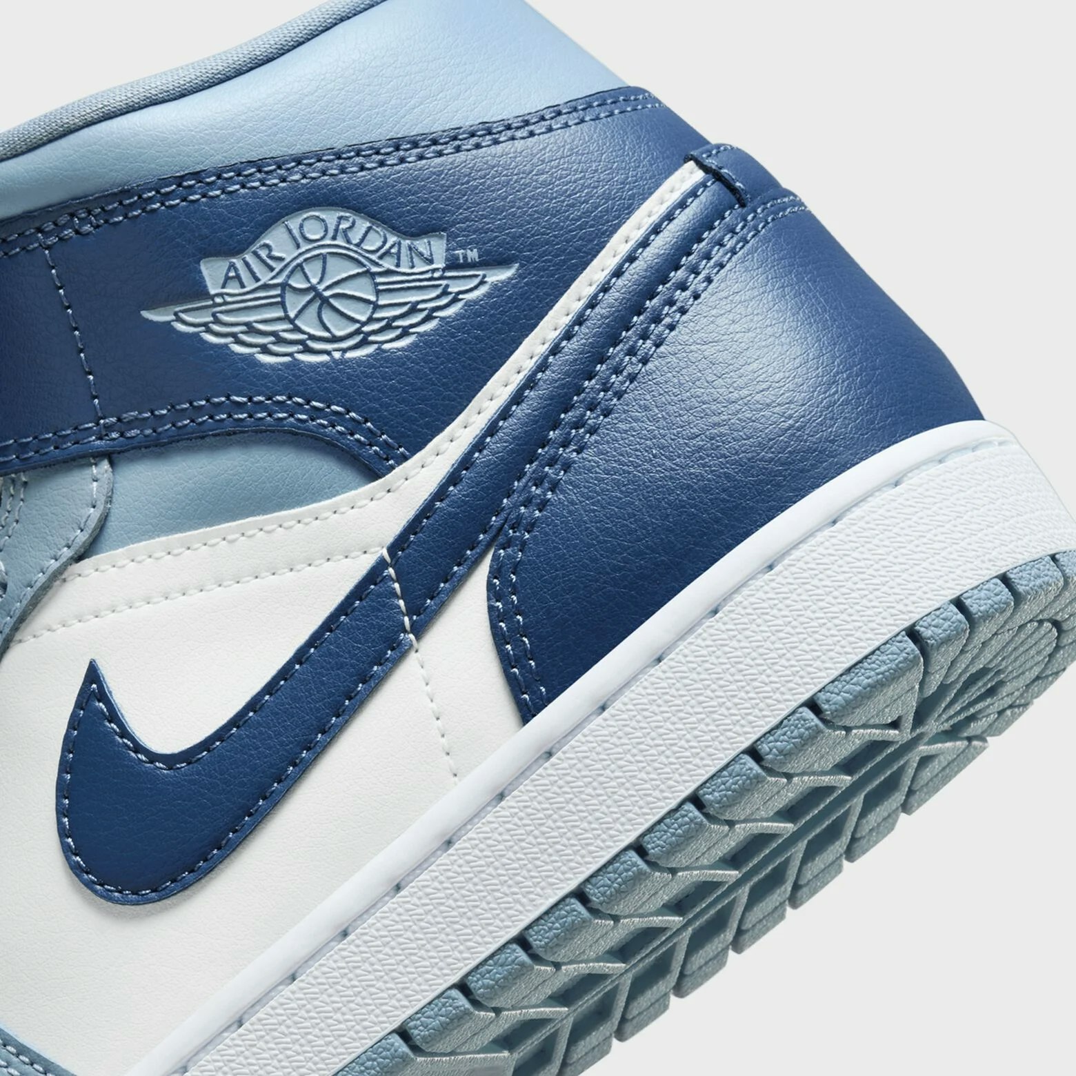 Air Jordan 1 Mid "Diffused Blue"