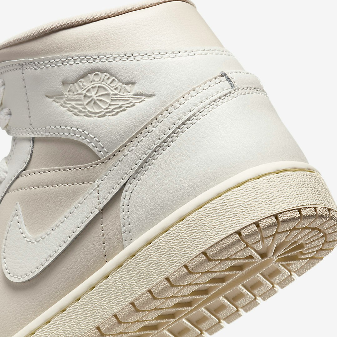 Air Jordan 1 Mid "Legend Light Brown"