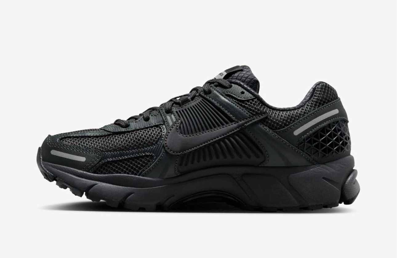 Nike Zoom Vomero 5 "Triple Black"