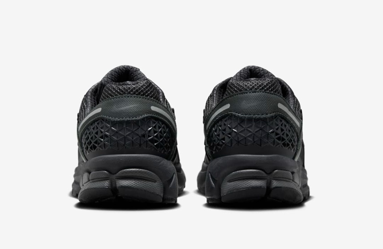 Nike Zoom Vomero 5 "Triple Black"
