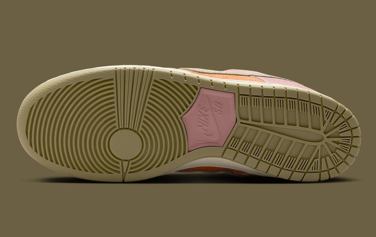 Nike SB Dunk Low "Red Stardust"