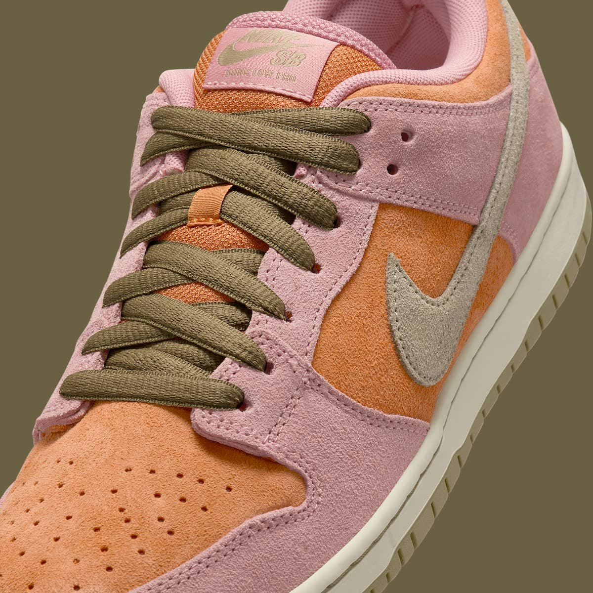 Nike SB Dunk Low "Red Stardust"