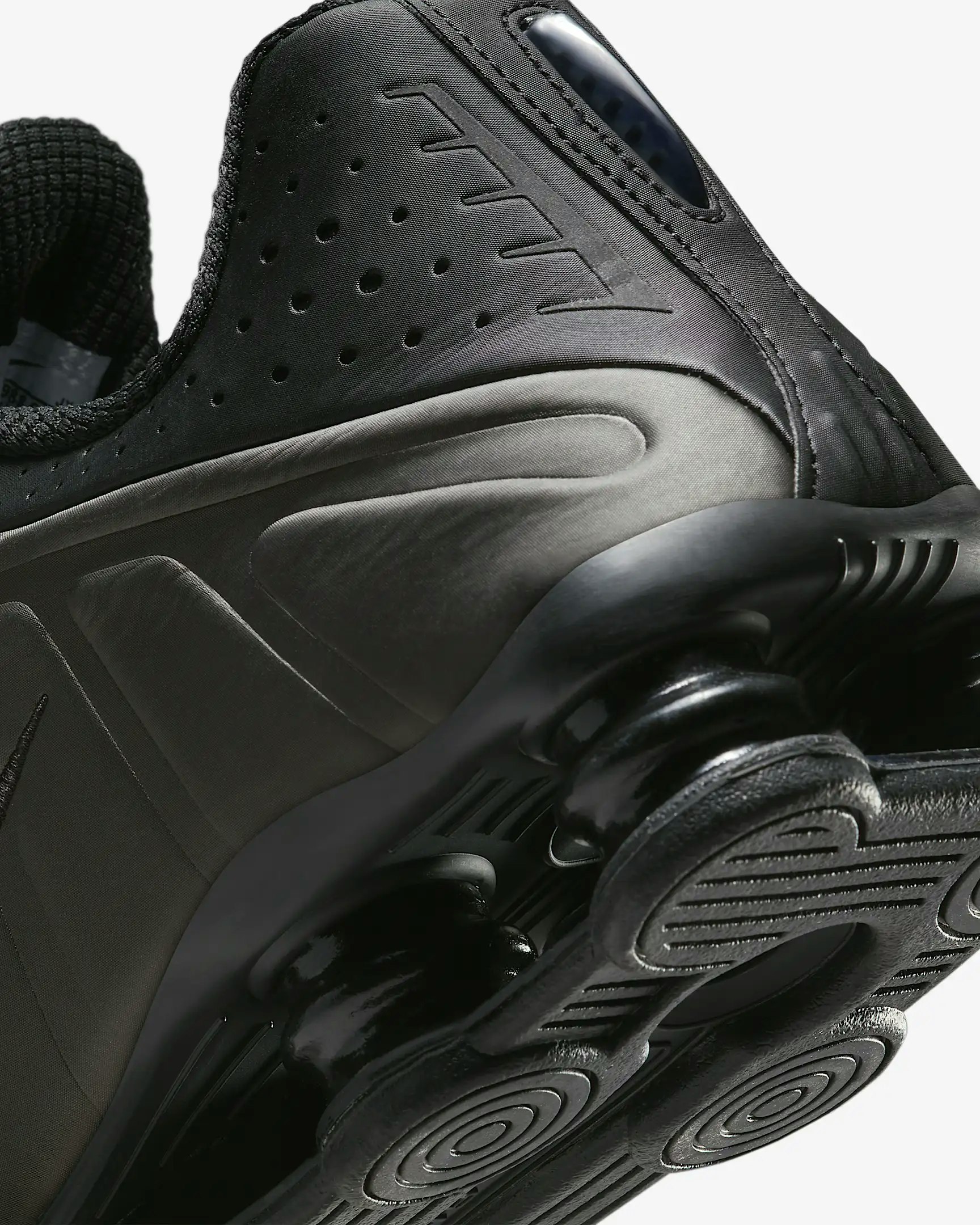 Nike Shox R4 "Black Bright Crimson"