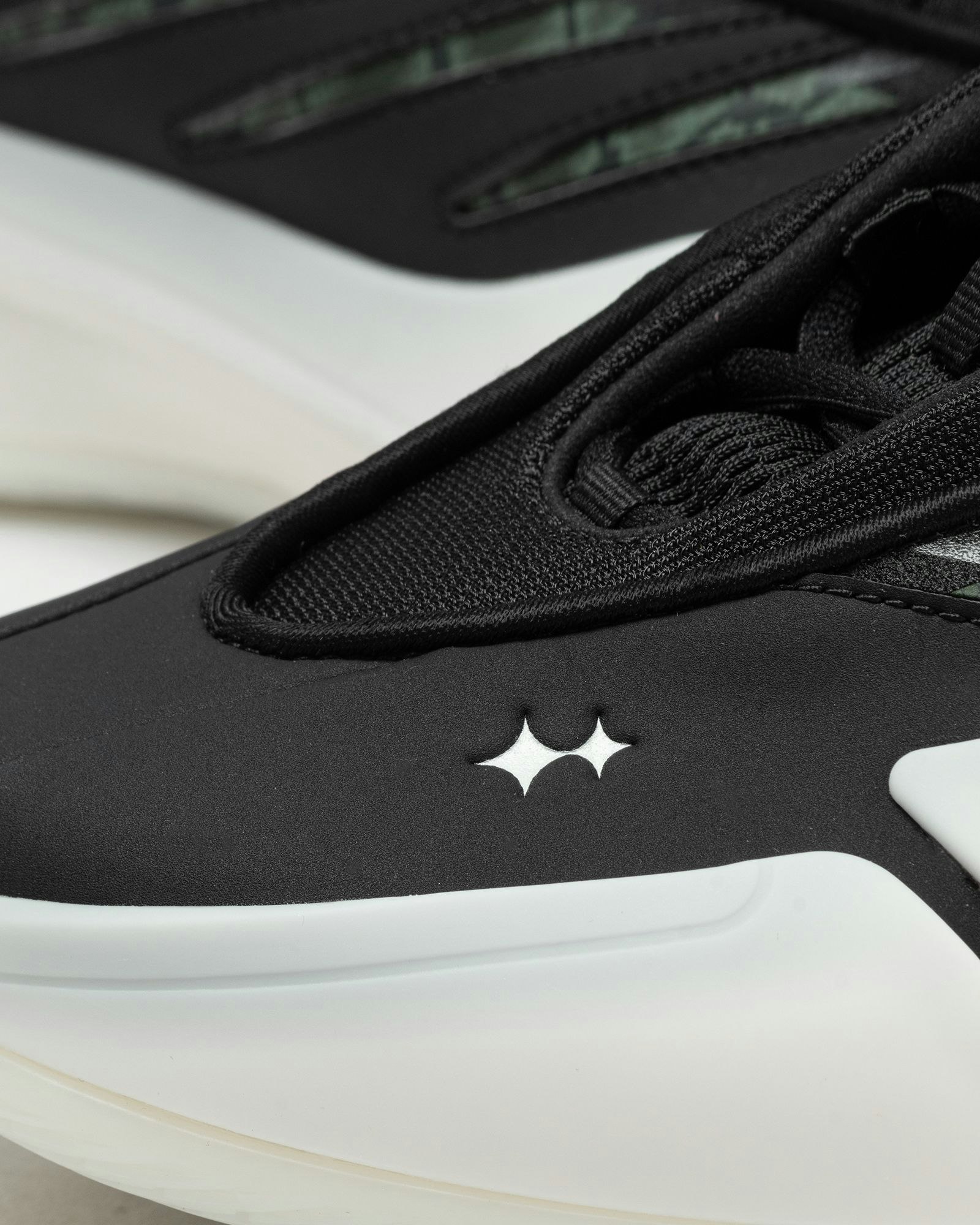 BSTN x FC Bayern München x adidas Dame 9 "Core Black" BSTN x FC Bayern München x adidas Dame 9 "Core Black"
