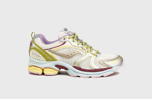 Evelnn World x Saucony Pro Grid Triumph 4 Silver Evelnn World x Saucony Pro Grid Triumph 4 Silver
