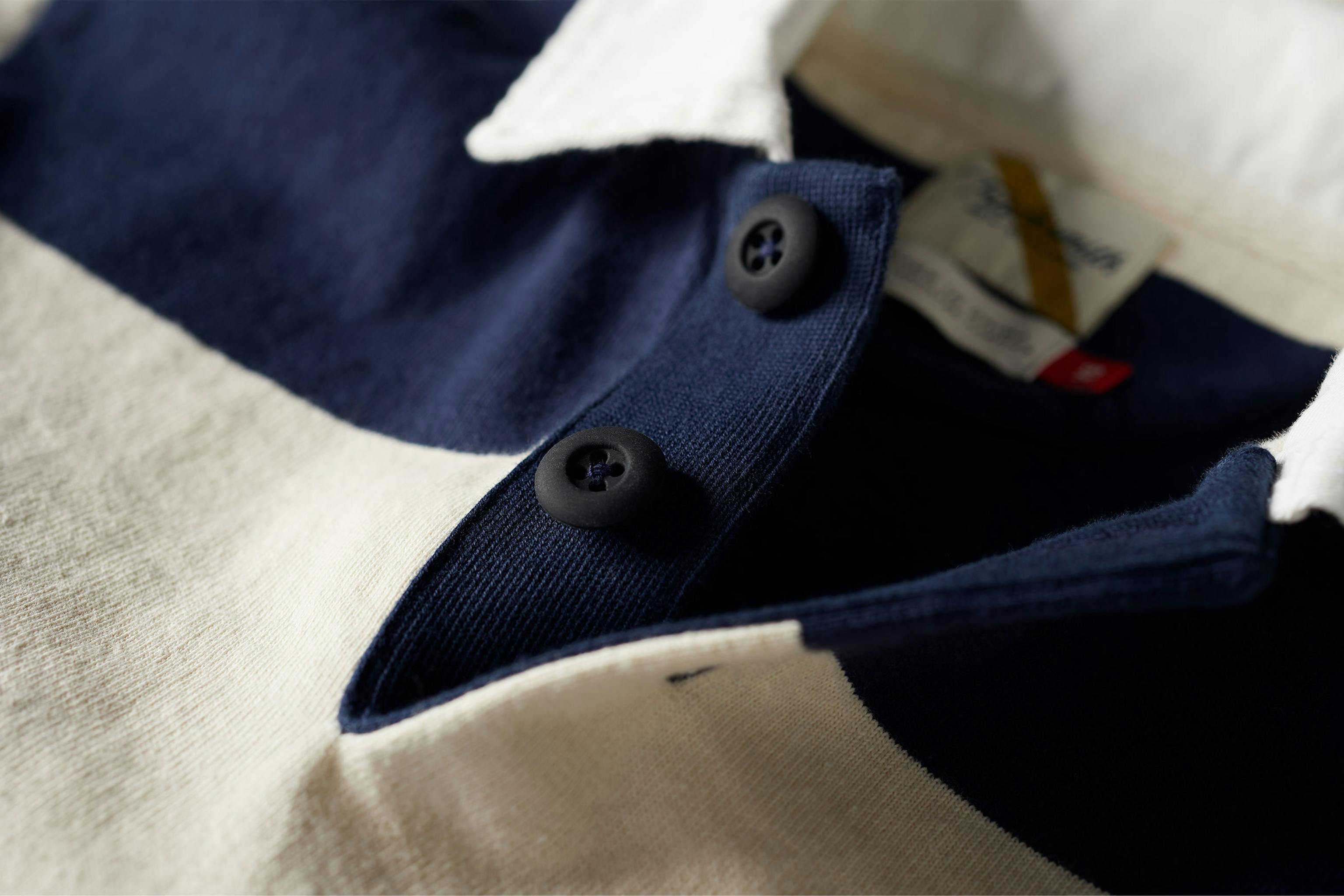 Spring21 Br Rugby Ivory Navy Detail Button