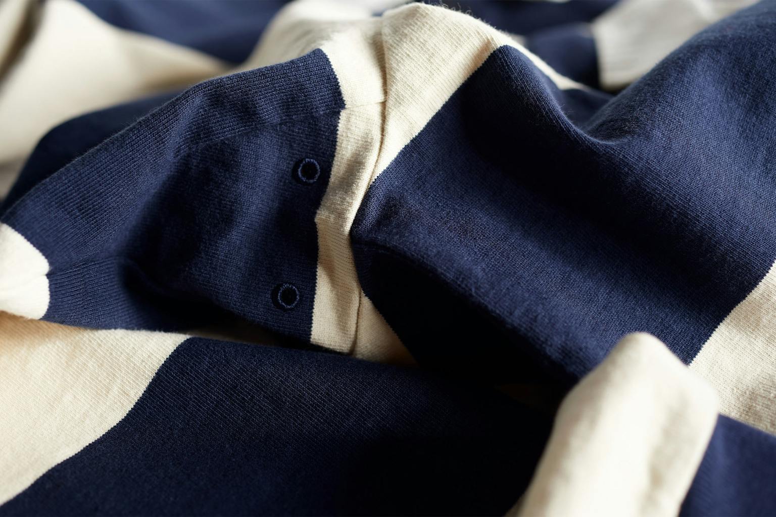 Spring21 Br Rugby Ivory Navy Detail Arm Pit Vent