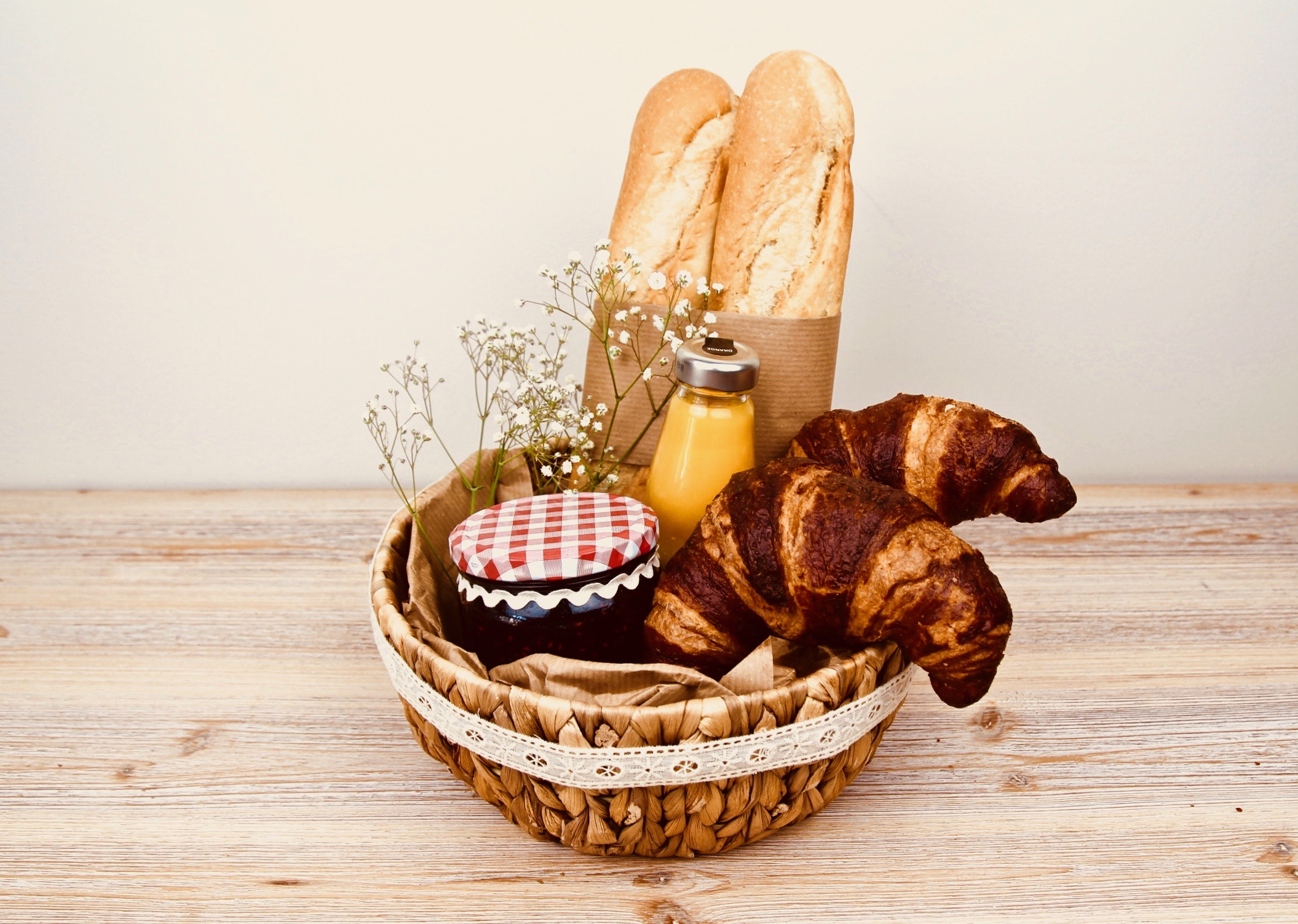 Presentkorg med croissanter, sylt och baguetter 