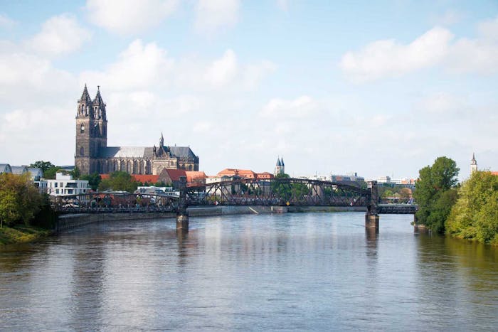 Fluss, Kirche und Brücke in Deutschland