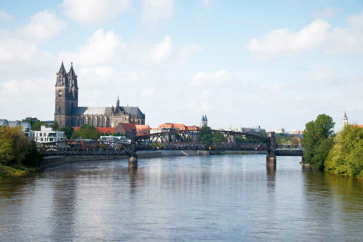 Fluss, Kirche und Brücke in Deutschland