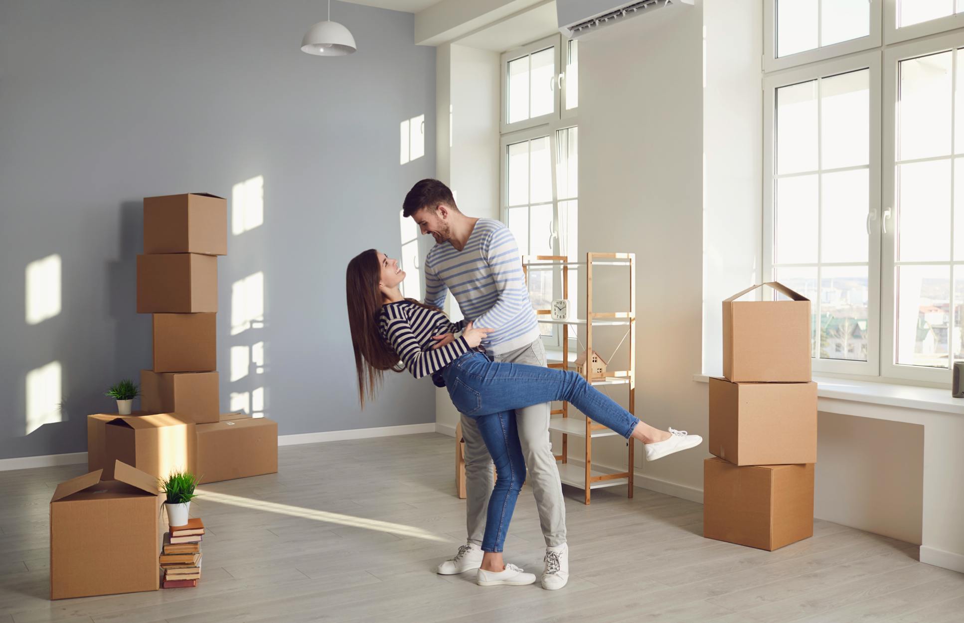 Paar Einzug in neue Wohnung