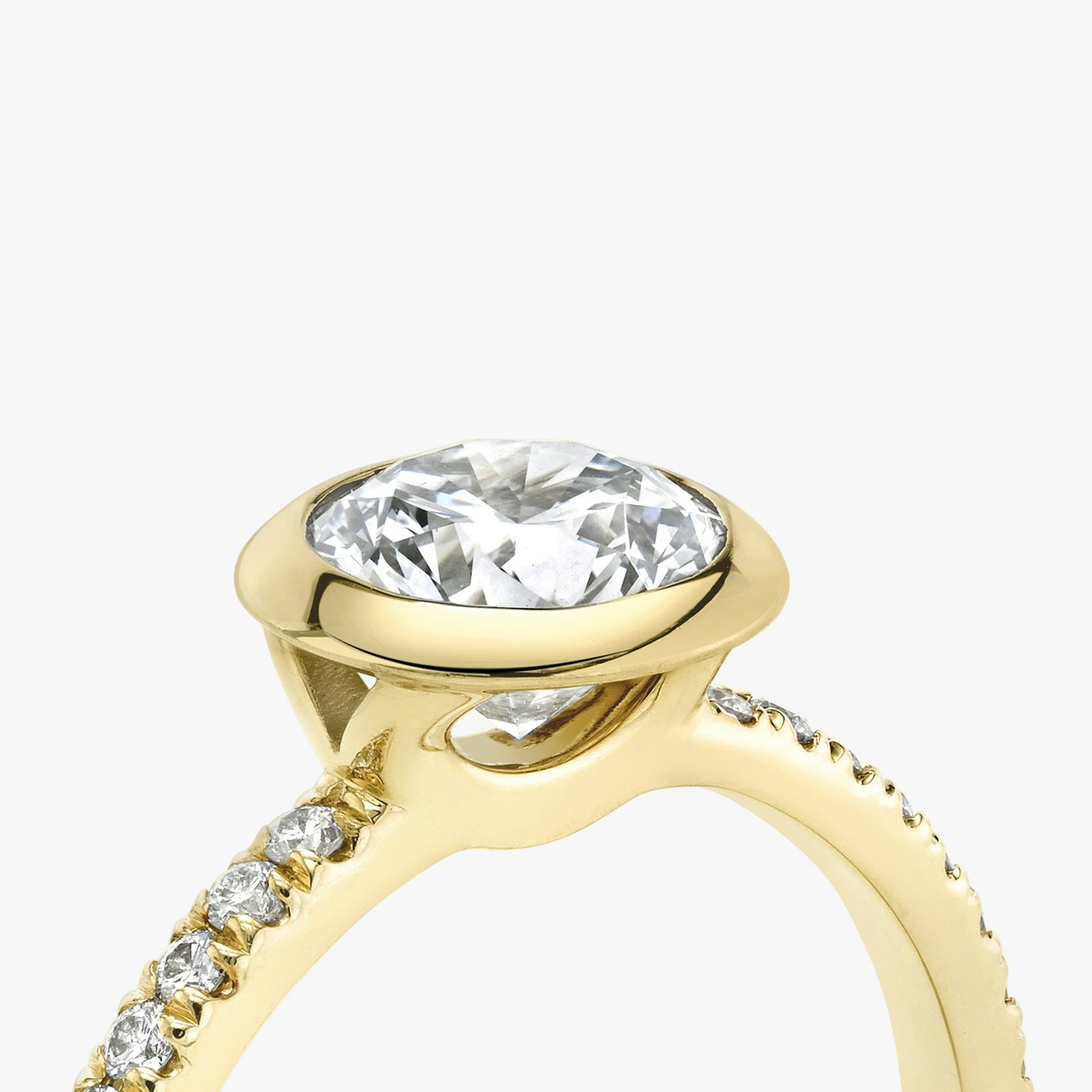 The Signature Bezel | Round Brilliant | 18k | 18k Yellow Gold | Band: Pavé | Carat weight: See full inventory | Diamond orientation: vertical