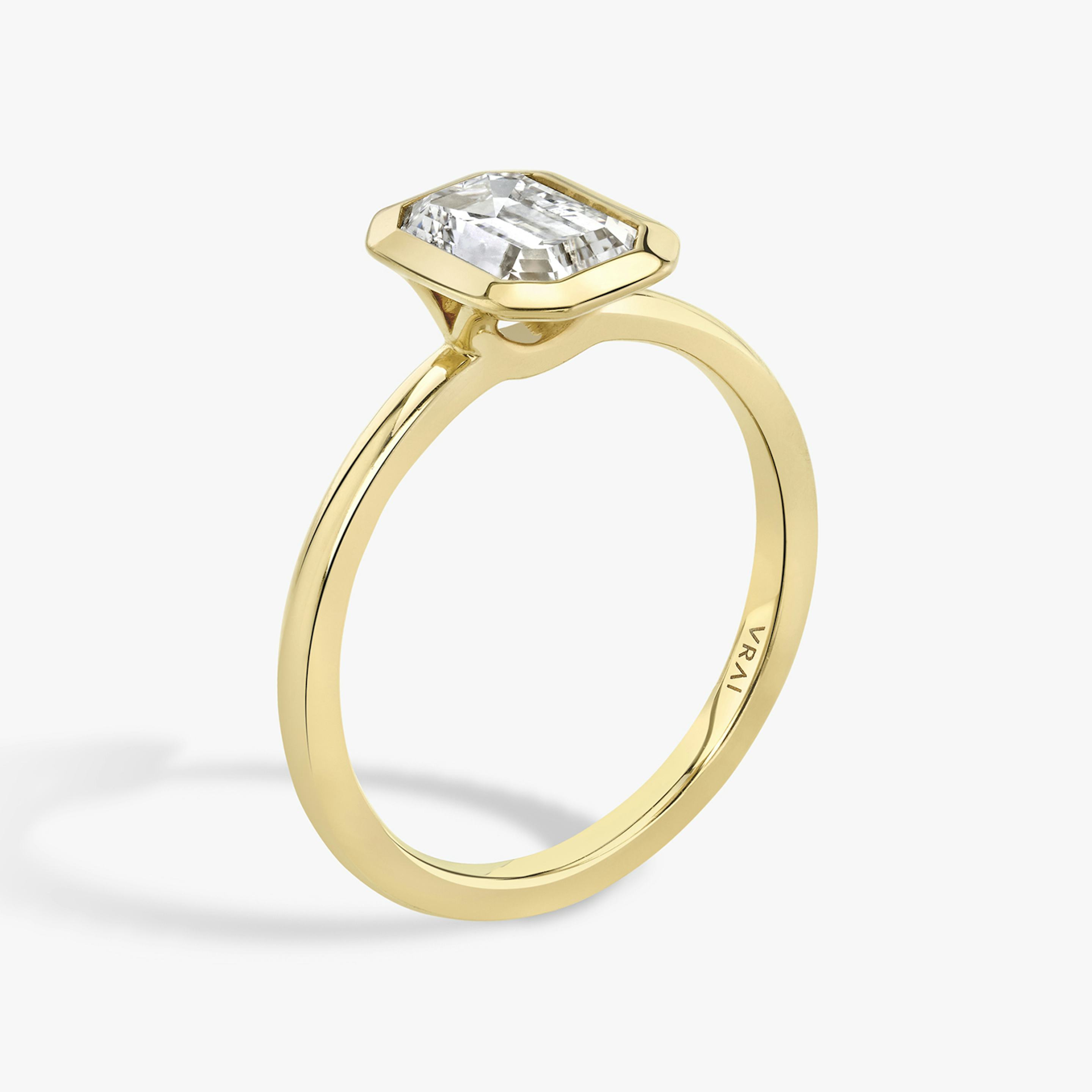 The Signature Bezel | Emerald | 18k | 18k Yellow Gold | Band: Plain | Diamond orientation: vertical | Carat weight: See full inventory